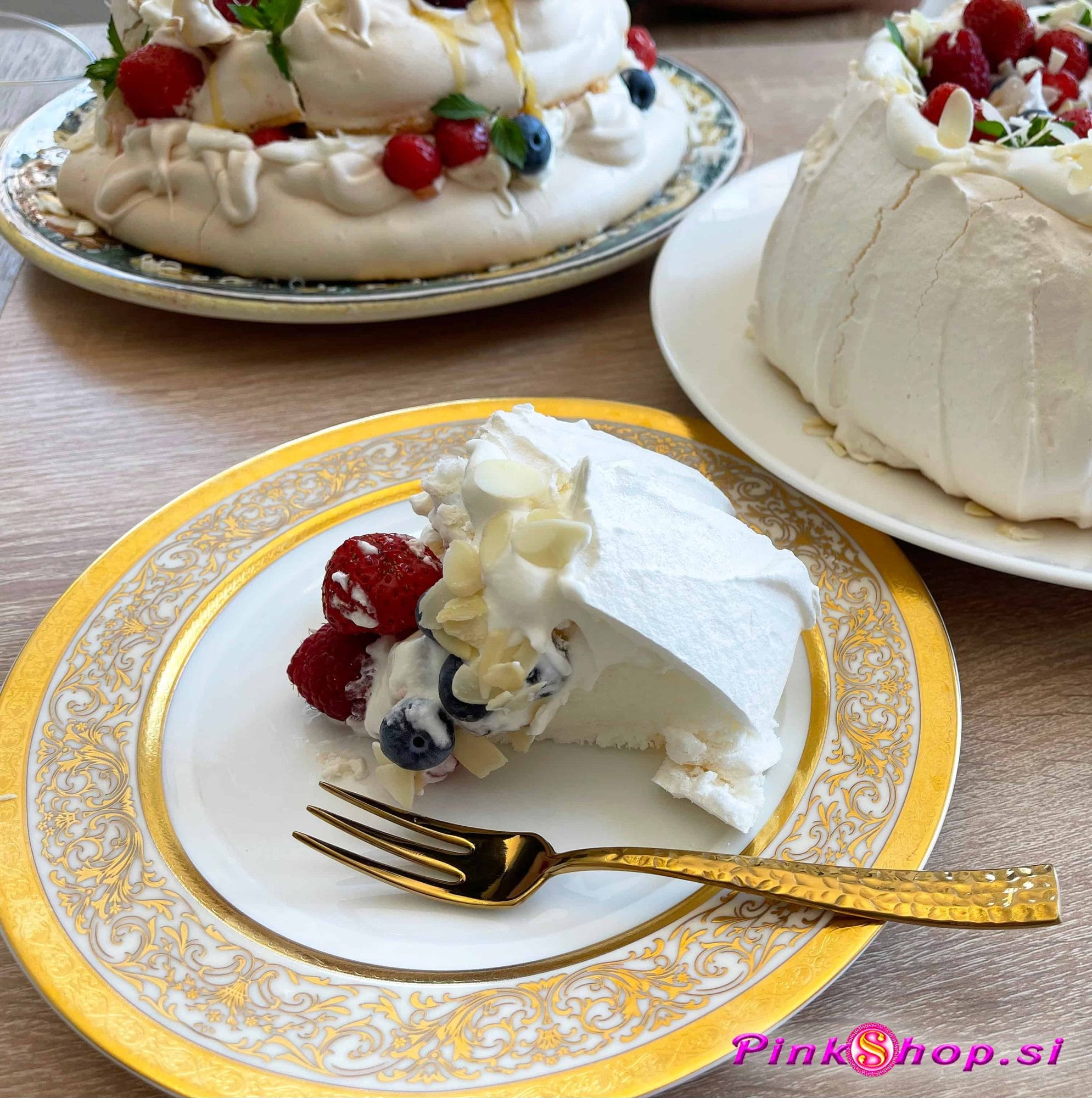 Pavlova meringa, arhiv Pinkshop.si