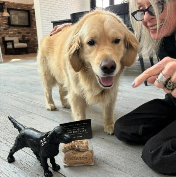 Diane Keaton je zgoraj na svoji zadnji fotografiji, ki jo je delila na Instagramu 11. aprila s psom Reggiejem 