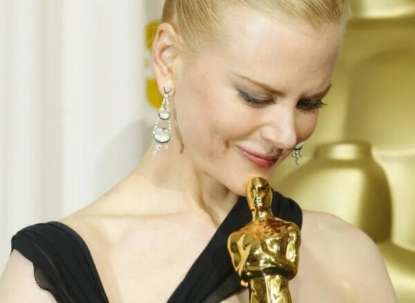 Nicole Kidman, Oskar za glavno žensko vlogo, The Hours (2002), v katerem je zmagala za upodobitev Virginije Woolf, spletni vir