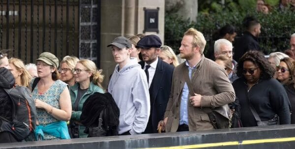 Beckham v vrsti za poklon kraljici Elizabeti ob njeni smrti