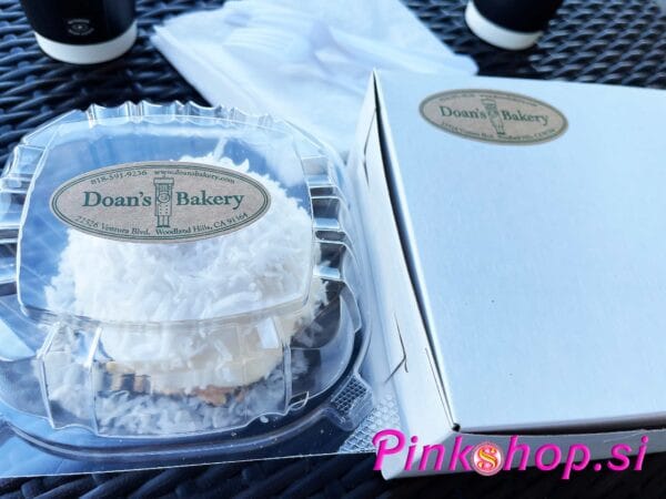 Tom Cruise torta, Doan's Bakery White Chocolate Coconut, arhiv Pinkshop.si