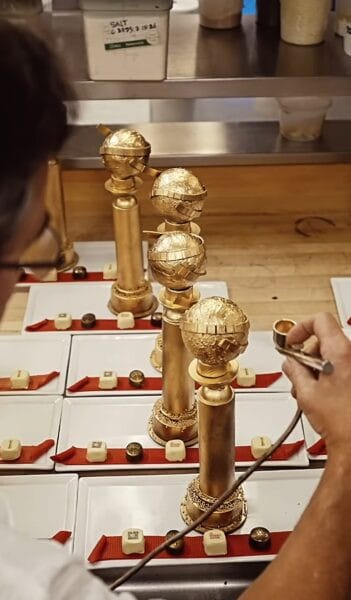 Za 83ti Golden Globe je za pogostitev poskrbela ekipa slaščičarjev The Beverly Hilton, porabili so več kot 100 kg čokolade.
