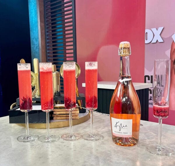 Enostavni brezalkoholni koktajli - Cvetoča vrtnica recept s Kylie Minogue 0 % brezalkoholno peneče vino, Pinkshop.si