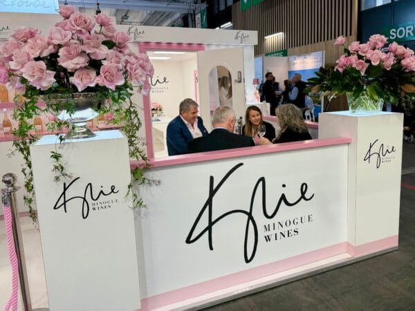 Wine Paris 2026, Paul Schaafsma Generalni direktor / soustanovitelj in izvršni direktor in Madeleine St Clair Direktorica izvoza Kylie Minogue Wines ter Simona Ferjan, Jani Ferjan, predstavnika Nomadis/Pinkshop.si, osebni arhiv