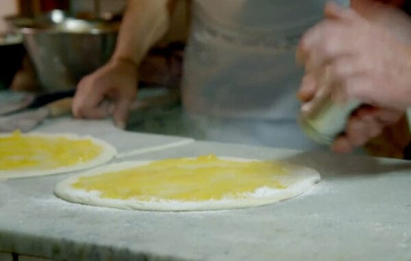 Ramsay robove pice potrese s sladkorjem v prahu, preden jo za 90 sekund postavi v zelo vročo krušno peč.