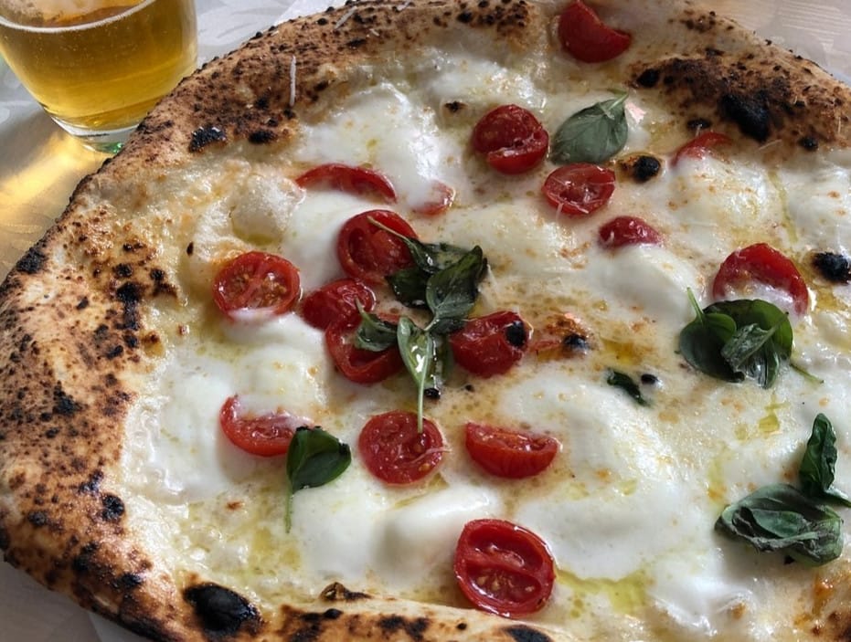 Neapeljska pica, češnjev paradižnik, mocarela, bazilika, po vrhu ekstra deviško oljčno olje, picerija L'Antica Pizzeria Port'Alba