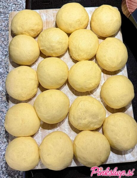 Vzhajano testo za krofe, arhiv Pinkshop.si 