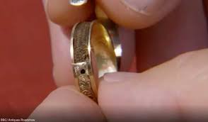 V prstanu so shranjeni lasje od Charlotte Brontë