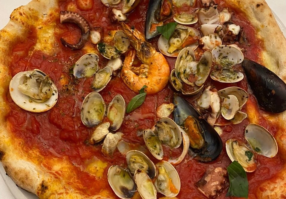 Pica z morskimi sadeži