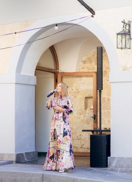 Helena Blagne, poroka grad Otočec, 2026, vino Kylie Minogue Wines, Pinkshop.si