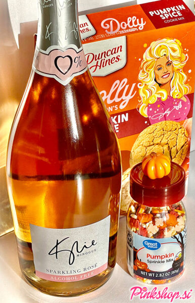 Kylie Minogue Wines 0% Sparkling Rose in Dolly Parton Duncan Hines piškoti.