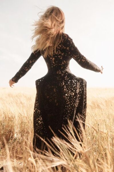 Kylie Minogue nosi obleko Saint Laurent; prstane Tiffany & Co. Vogue 2026