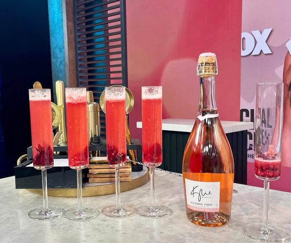 Enostavni brezalkoholni koktajli - Cvetoča vrtnica recept s Kylie Minogue 0 % brezalkoholno peneče vino, Pinkshop.si